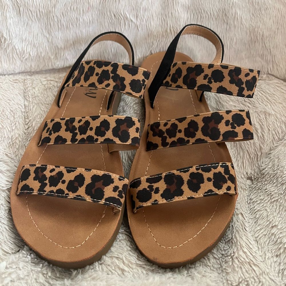 BTW Cheetah Sandals Size: 7.5